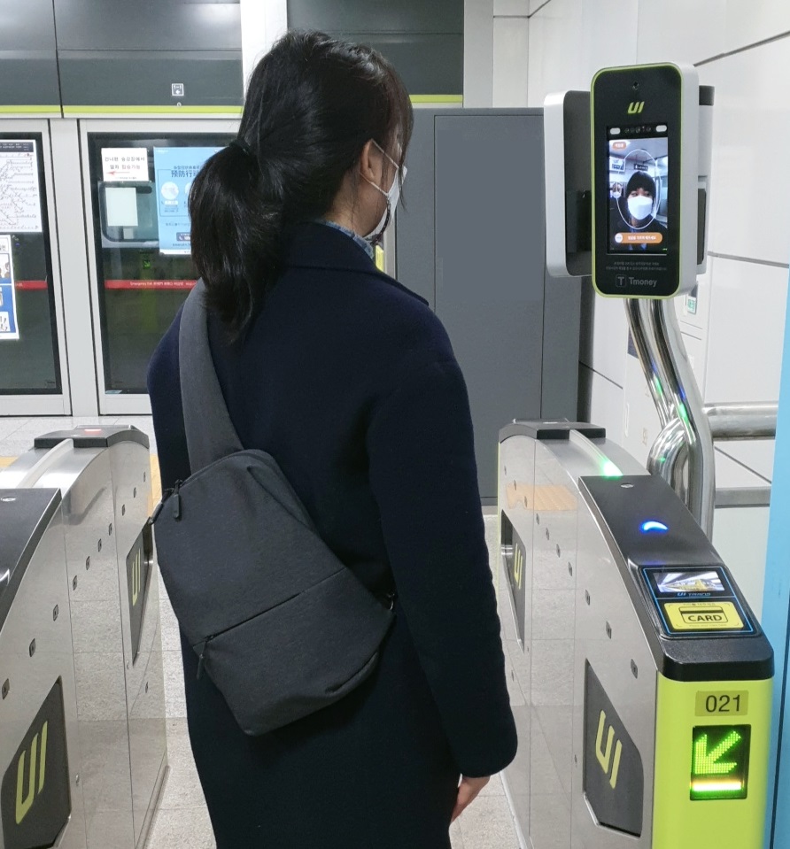 우이신설선 안면인식 결제  지하철 게이트를 사용하는 고객